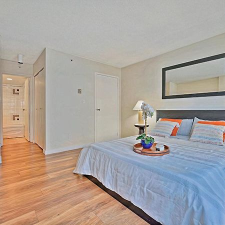 Prime Location Stylish Two-Bedroom Apartment Overlooking Downtown Vancouver Exterior photo