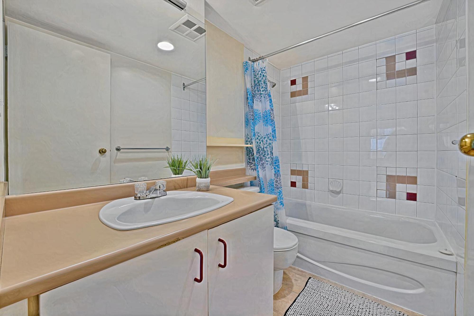 Prime Location Stylish Two-Bedroom Apartment Overlooking Downtown Vancouver Exterior photo