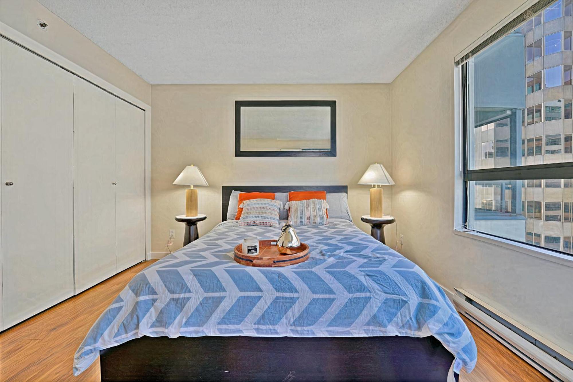 Prime Location Stylish Two-Bedroom Apartment Overlooking Downtown Vancouver Exterior photo