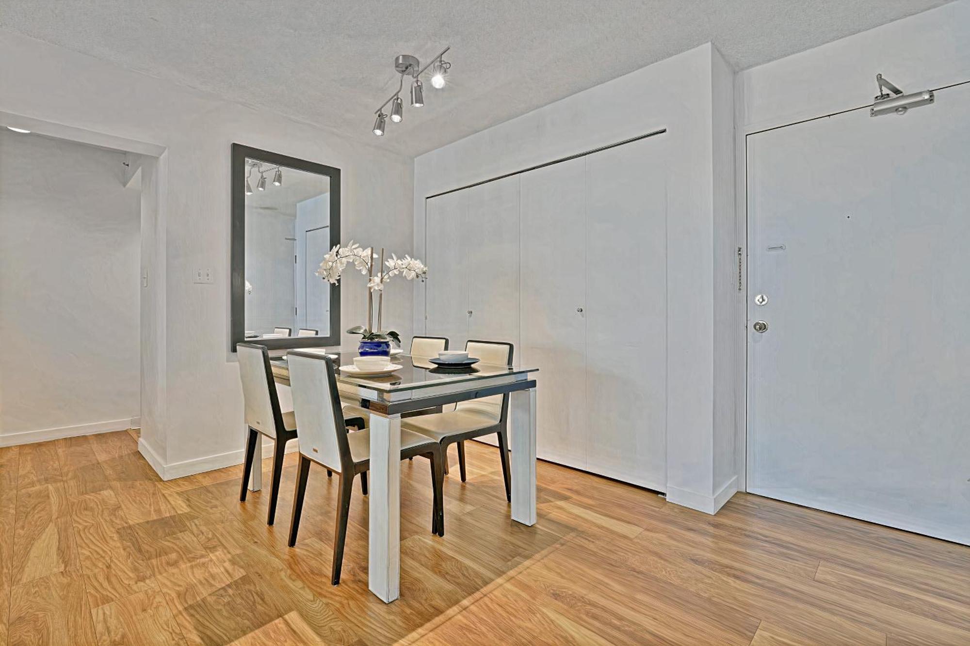 Prime Location Stylish Two-Bedroom Apartment Overlooking Downtown Vancouver Exterior photo