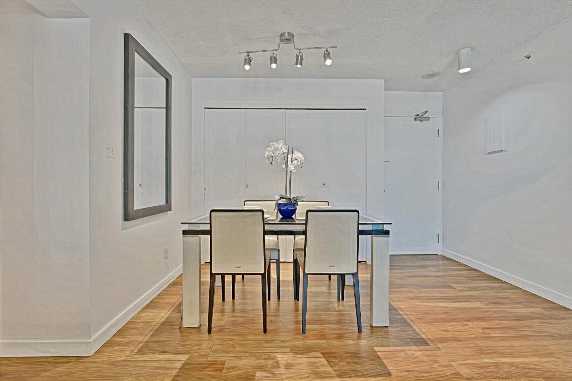 Prime Location Stylish Two-Bedroom Apartment Overlooking Downtown Vancouver Exterior photo